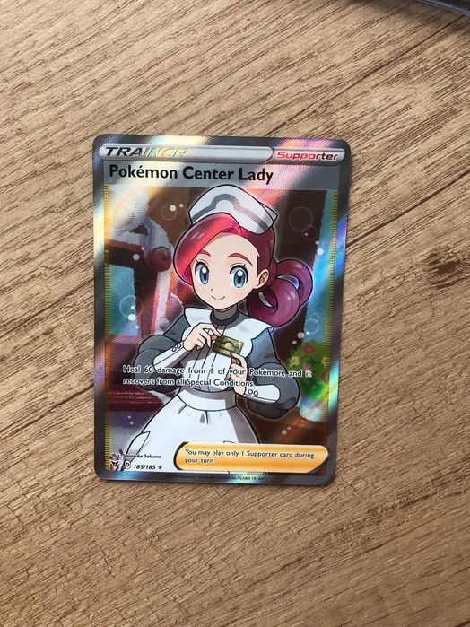 Karta pokemon Pokemon Center Lady 185/185 Vivid Voltage 2 Zalasewo