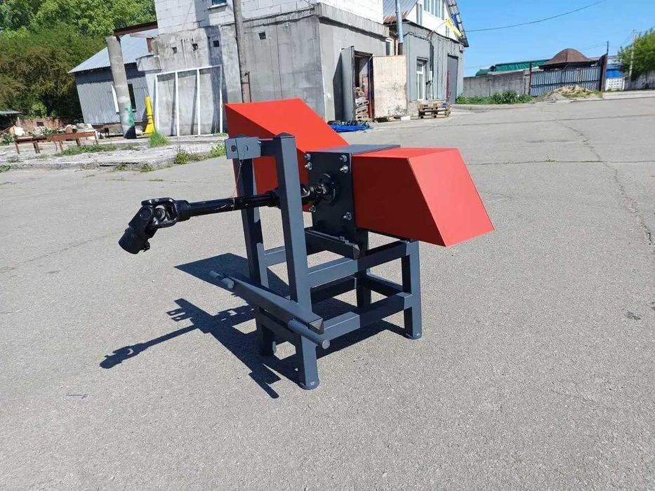 Подрібнювач гілок під ВОМ з карданом, дровоколом ∅ 80 мм і столом