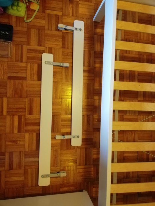 Camas de criança com protetor lateral e estrado incluído