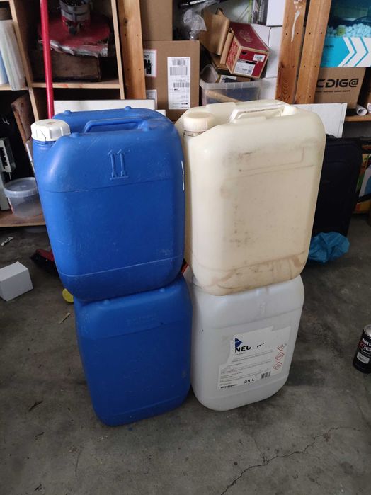 jerricans (recipientes)