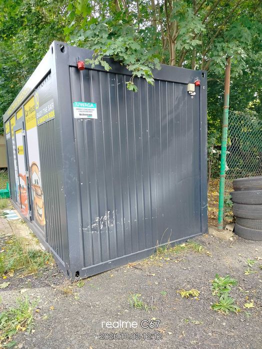 Kontener biurowy 13,75 m² (2,5 × 5,5 m) z instalacją elektryczną. Do wymiany drzwi. Odbiór własnym transportem. Cena: 9000 zł!