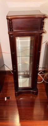 Vitrine / Cristaleira clássica em madeira escura com porta de vidro