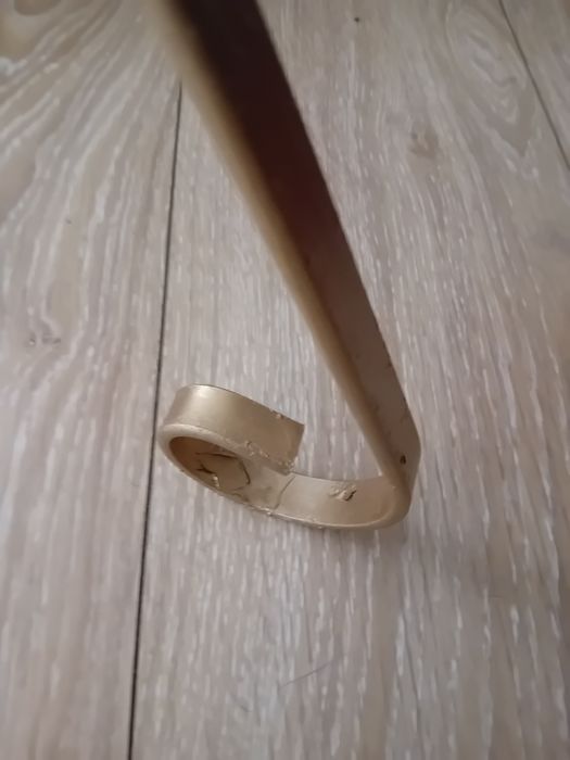Suporte em Ouro (Falso) e Ferro (Verdadeiro) – Pura Robustez