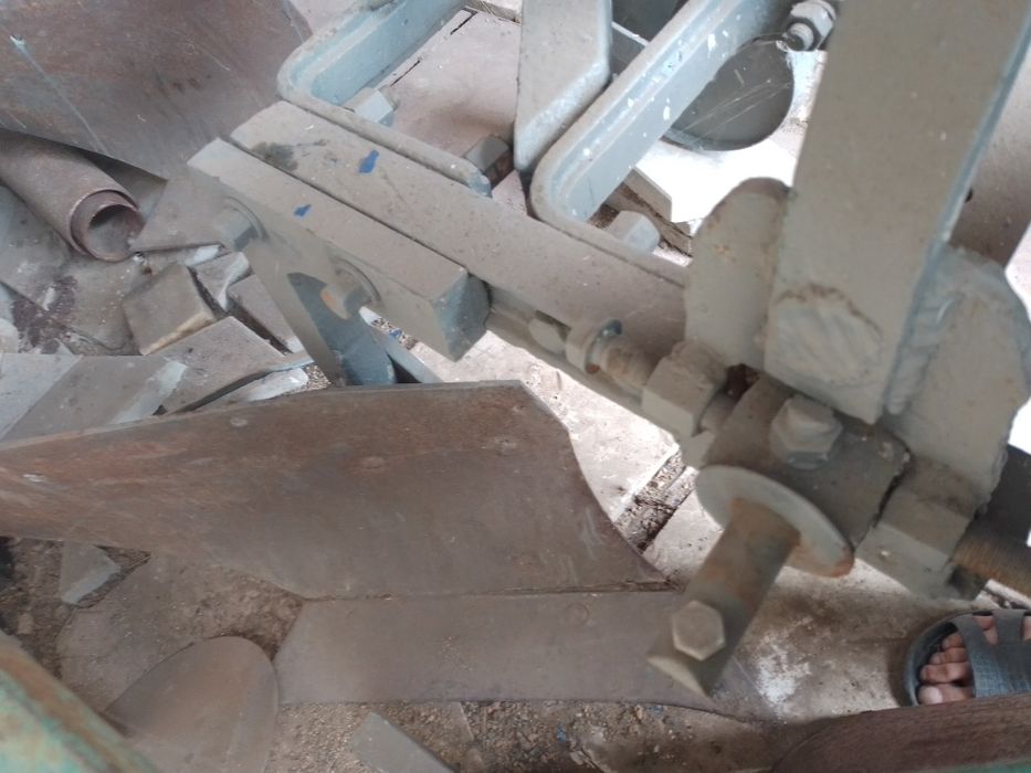 Плуг двухкорпусний