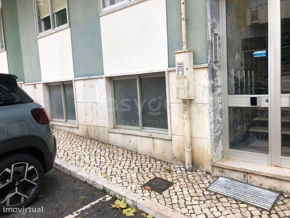 Loja com 210m² em cave com acesso direto à rua