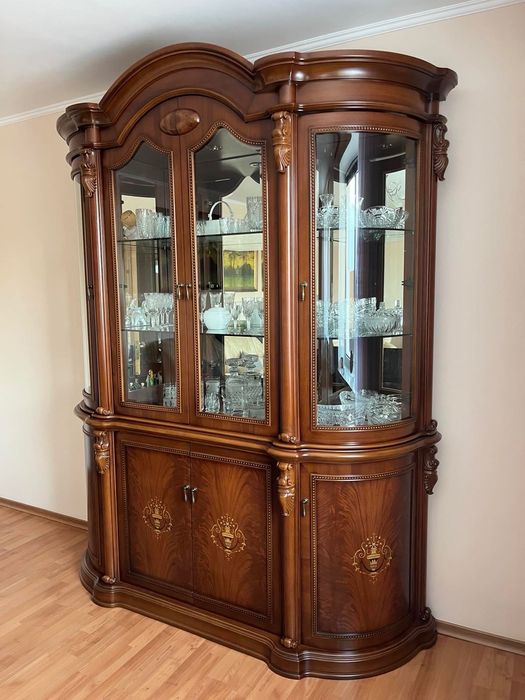 Шафа сервант в класичному стилі