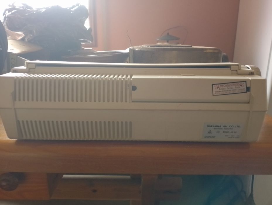 Máquina de escrever eletrónica Nakajima