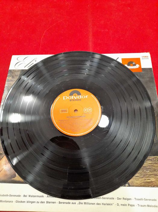 2 discos em Vinil LP, " SURPRISE PARTIE DE TOUJOURS nº 2 " e "ELIZABETH SERANADE " muito antigos em bom estado.