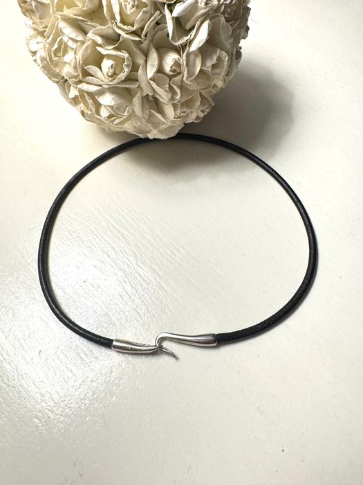 Fio de couro e prata como novo