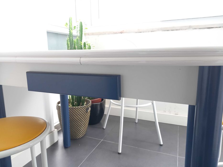 Mesa de cozinha extensível com duas cadeiras e dois bancos