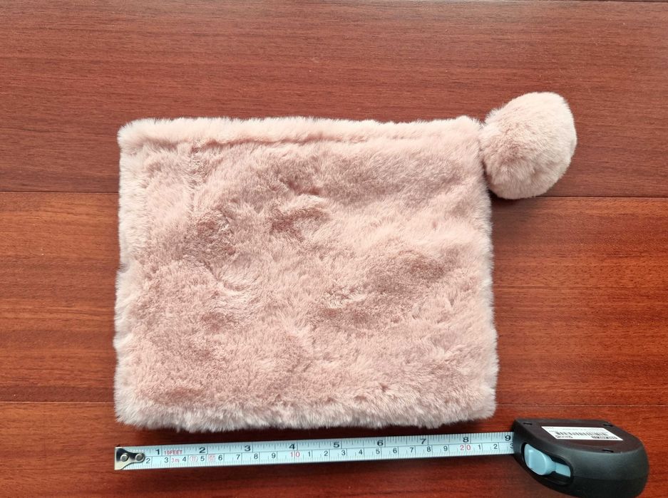 Bolsa pequena em pelinho rosa com pompom - nunca usada