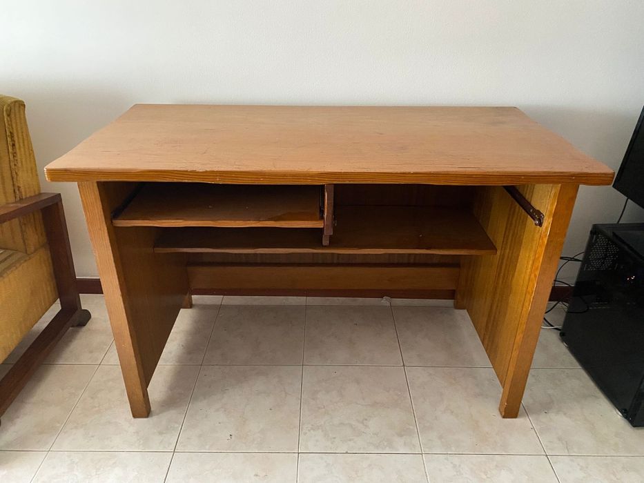 Vendo Secretária e estante - madeira