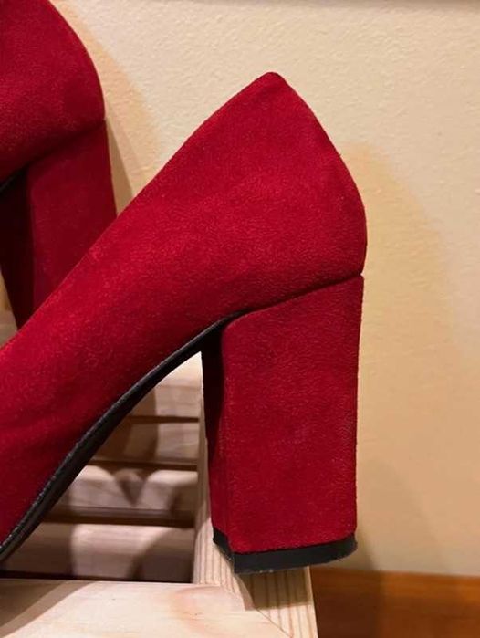 Sapatos de salto alto vermelhos