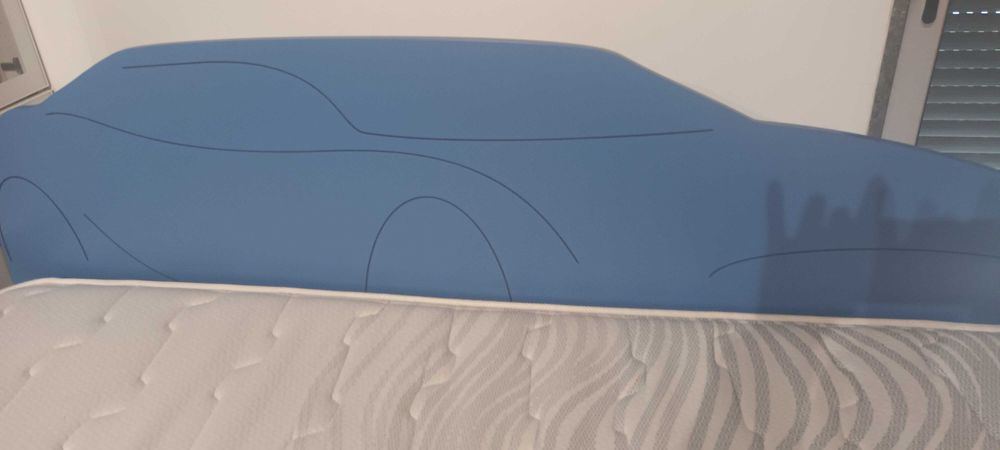 Cama de criança cabeceira formato carro