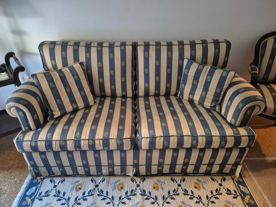 conjunto sofá e cadeirões