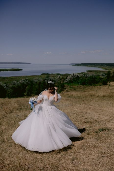 Розкішна весільна сукня кольору айворі