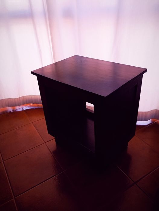 Móvel de apoio em madeira maciça castanha