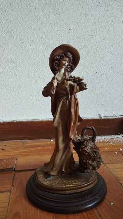 Estátua de senhorita