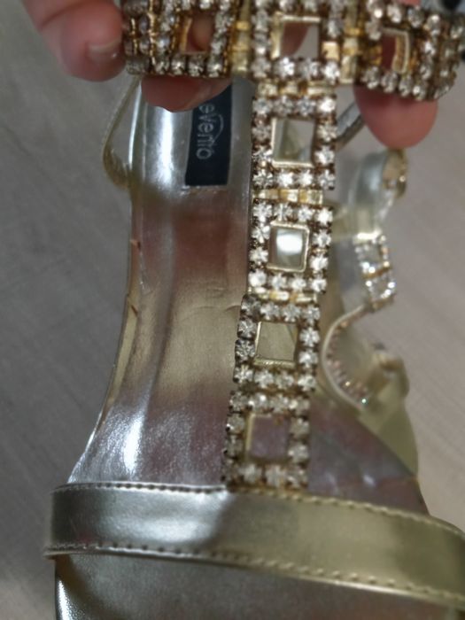 Szpilki złote  z kamykami