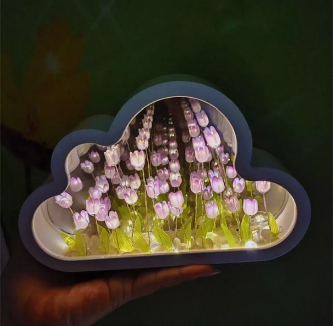 DIY світильник у формі хмаринки з тюльпанами