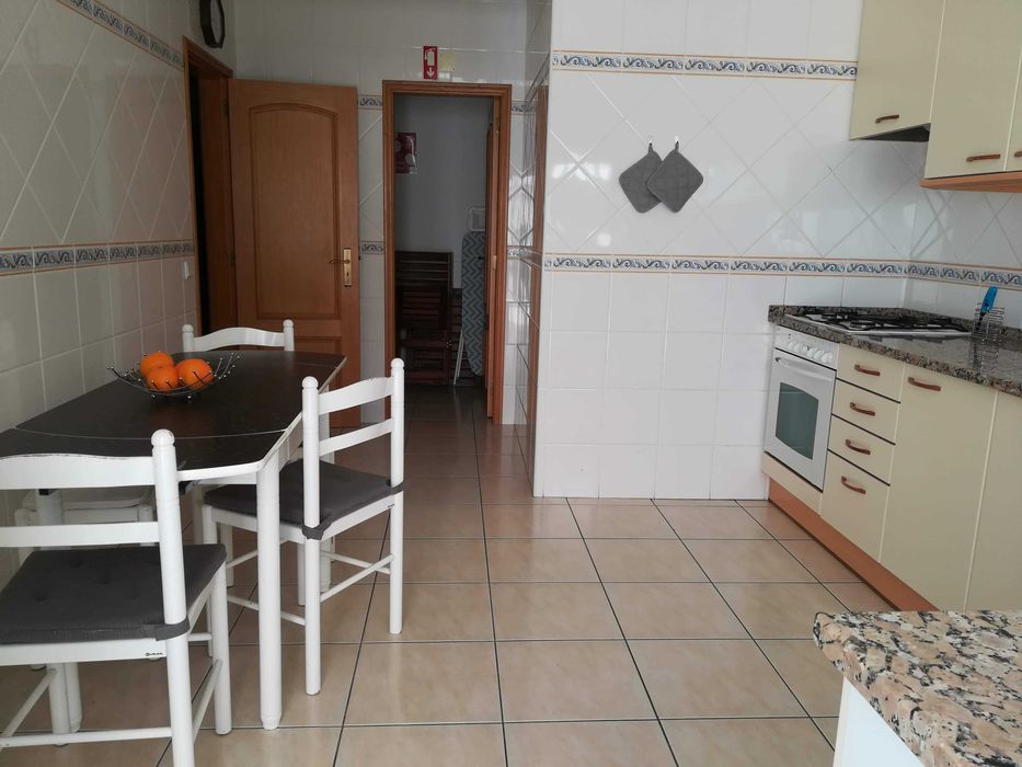 Apartamento amplo com terraço, garagem e perto da praia