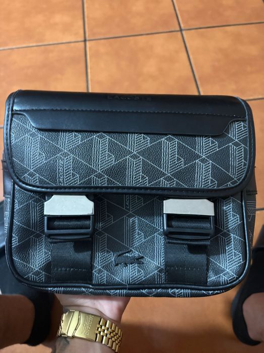 Bolsa lacoste usada em bom estado