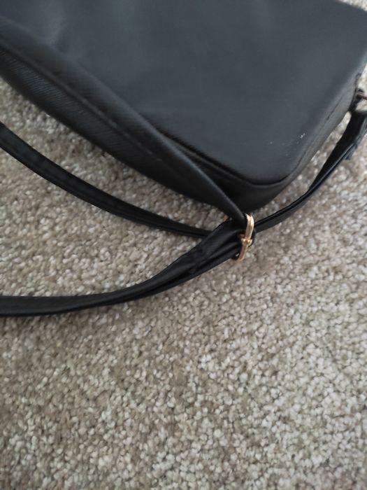 Pochete mala pequena tiracolo preta e dourada