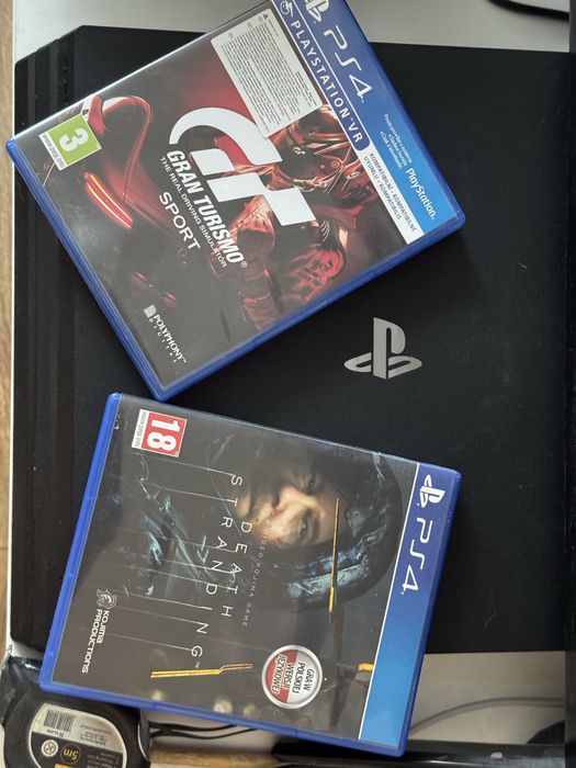 PS4 Pro 1TB + 2 gry