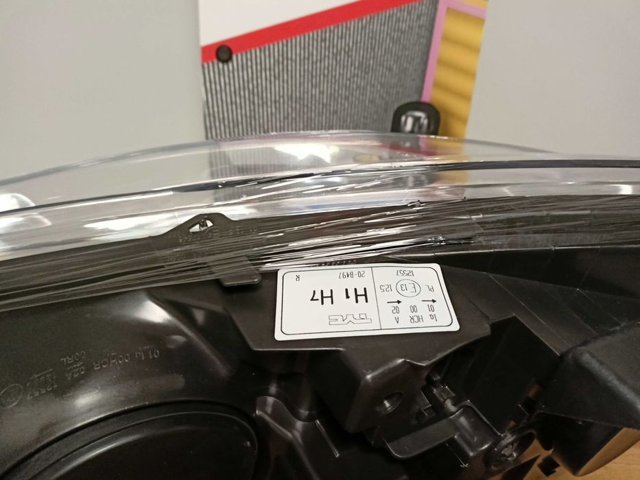 Peugeot 308  07-11 Lampa/Reflektor przód prawy /H1+H7