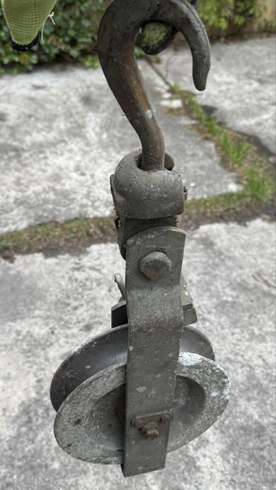 Bloczek z hakiem koło 18 cm.