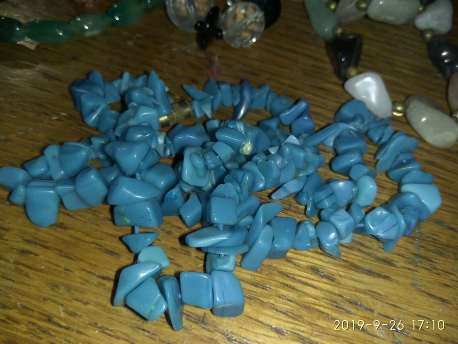 Колье ожерелья из бирюзы, сердолика, хрусталя, янтаря