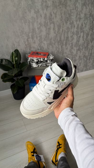 36-45 Off-White Sponge White/Black