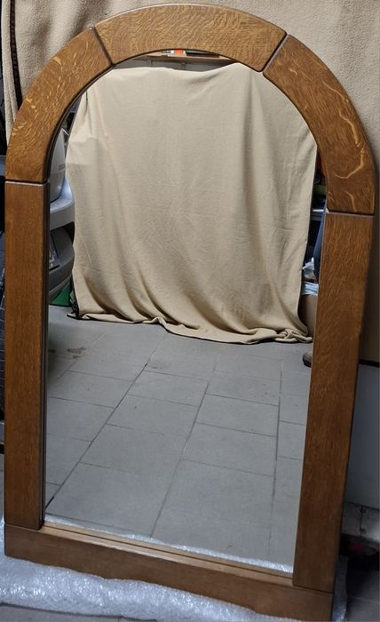 Lustro w drewnianej ramie