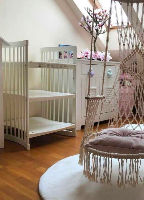 Przewijak Stokke z pojemnymi organizerami. Białe drewno.