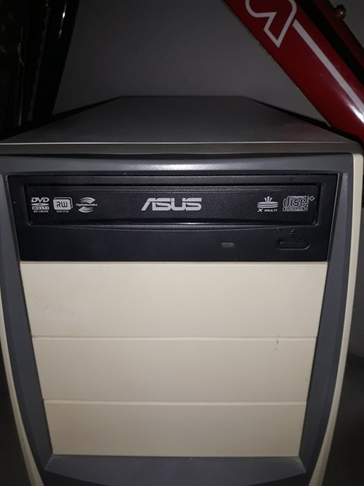 Carcaça de PC desktop com leitor de dvd e disquetes