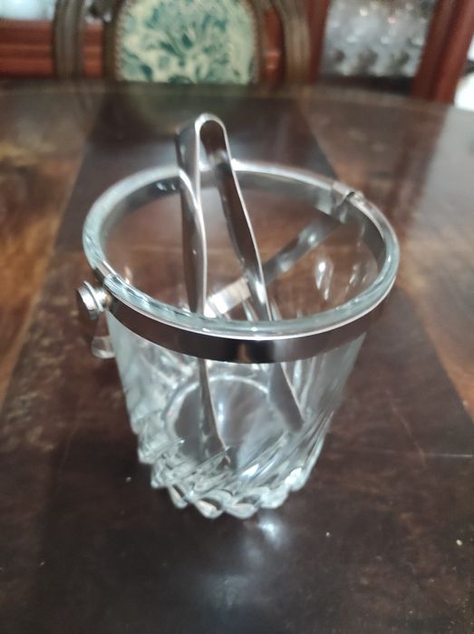 Vendo Dois Baldes para Gelo.