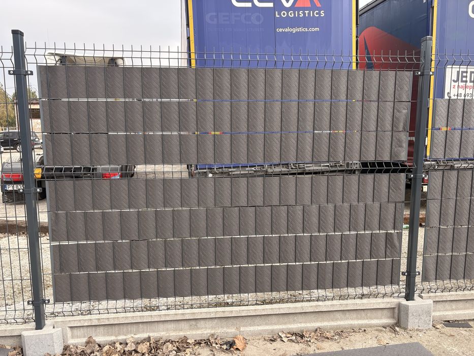 Montaż taśmy ogrodzeniowej