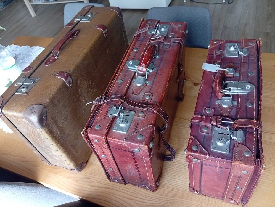 Stół drewniany i 6 krzeseł.Trzy walizki vintage z minionej epoki