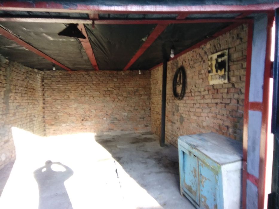 Гараж з оглядовою ямою та погребом.