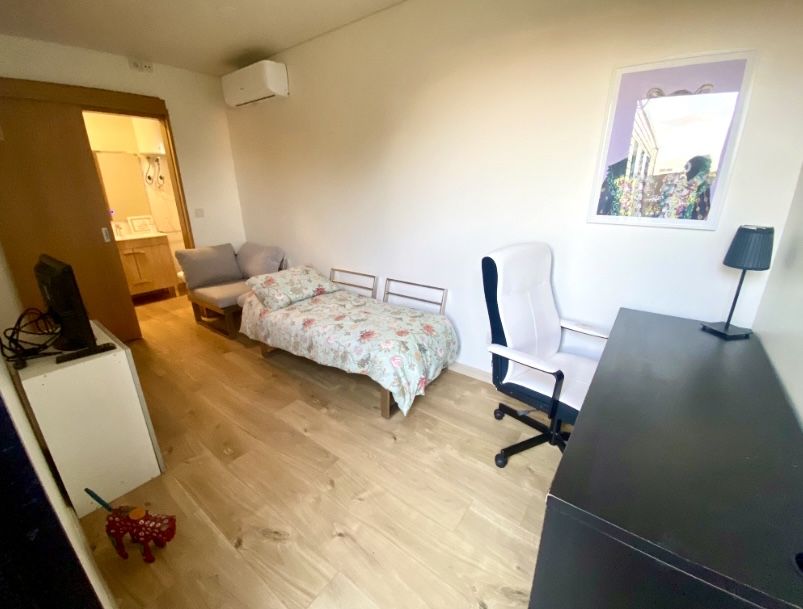 Quarto c casa de banho privada p arrendar em moradia rústica