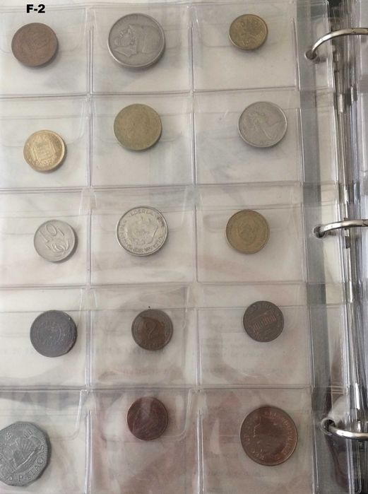 Álbum completo com 240  moedas de vários países