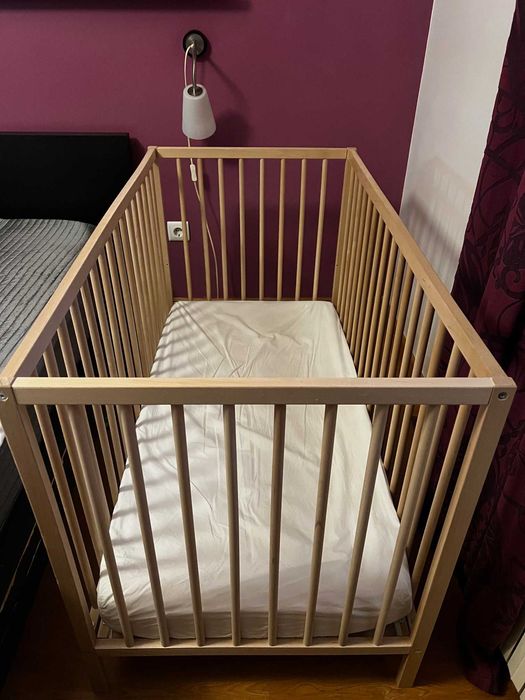 Berço IKEA em madeira natural + colchão — ambos novos
