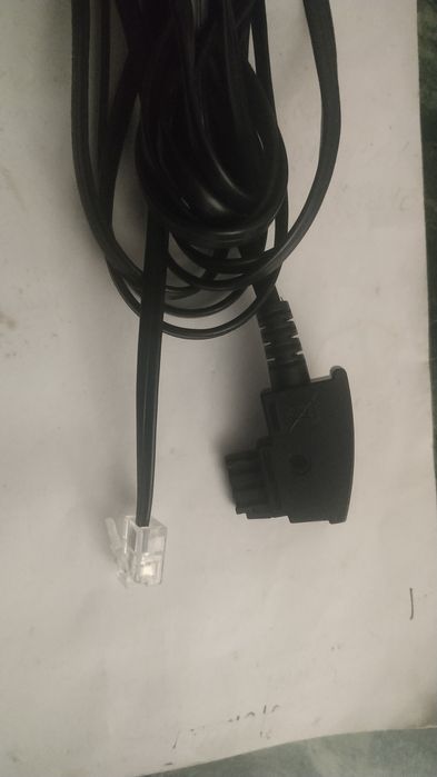 Телефонный кабель: 1 разъем TAE и 1 разъем RJ11.