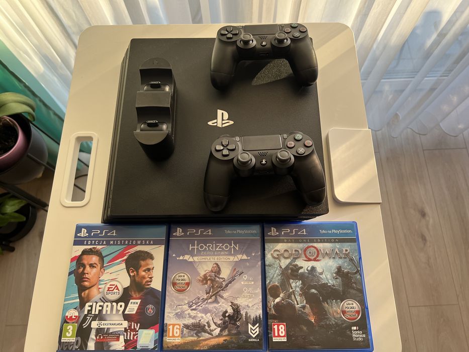 Konsola PlayStation 4 Pro + 2 Pady + 3 Gry + oryginalna ładowarka na 2 pady PS4 Pro