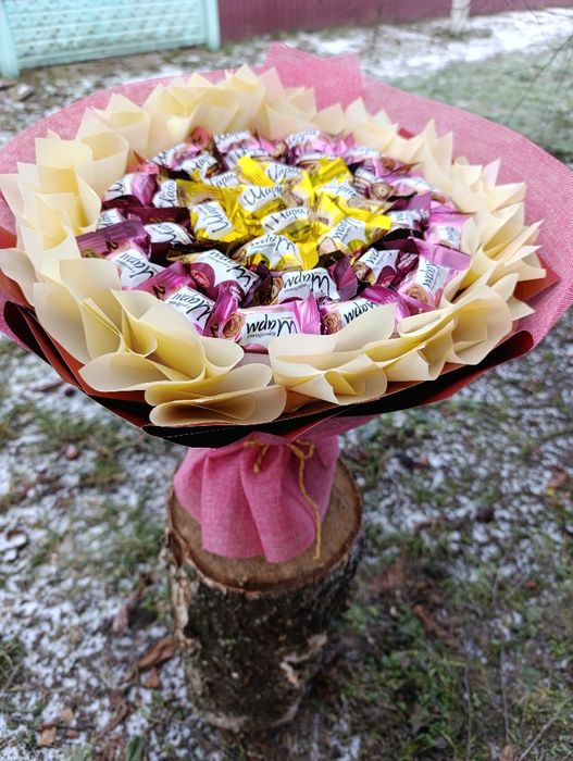 Букети з цукерок та мильних квітів, подарунок до свята весни