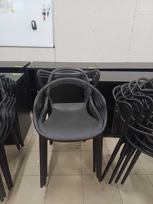 Krzesła z podłokietnikami