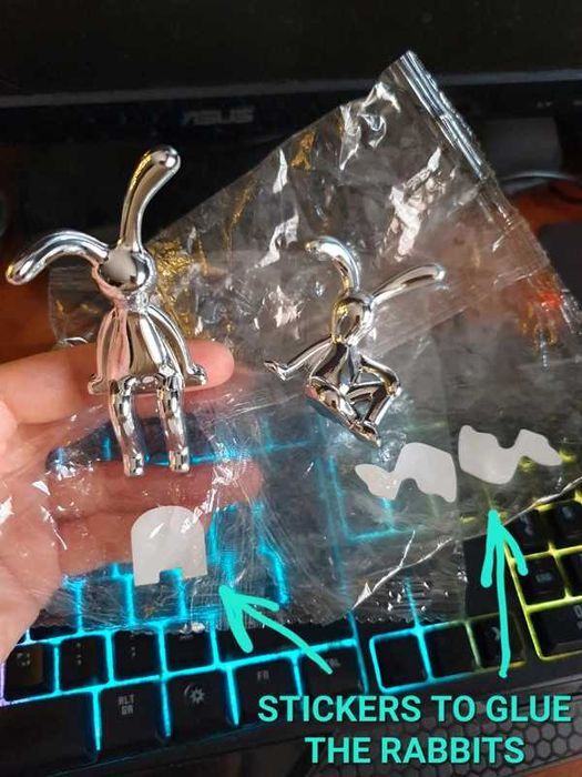 2 Coelhos decorativos prateados de aspecto espelhado brilhante