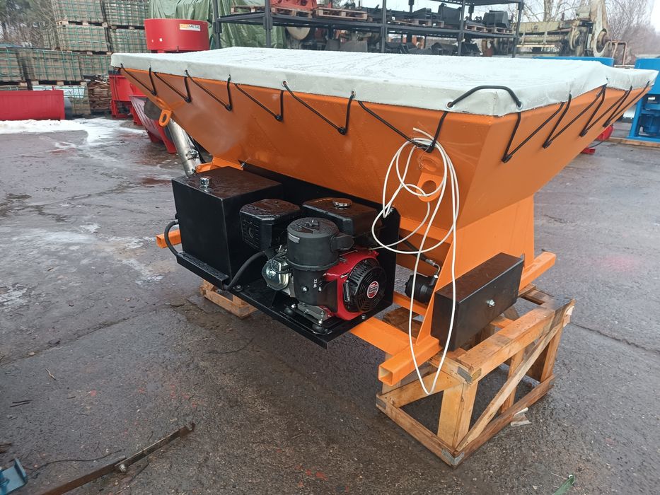 Piaskarka posypywarka do piasku i soli z własnym napędem hydrauliczna