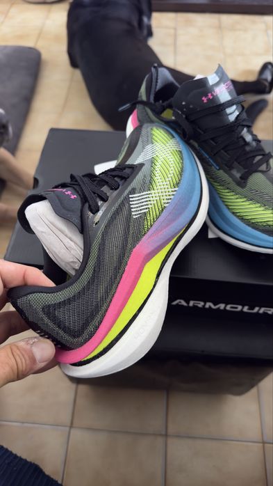 UNDER ARMOUR VELOCITI ELITE 3  NOVAS A ESTREAR — com fatura e caixa original.