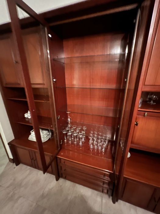 Movel de sala em madeira com vitrine e mini bar